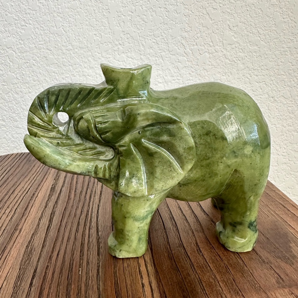 Green jade elephant - Picture 2 of 8